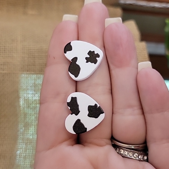🔥LAST PAIR🔥 Cow Print Heart Stud Earrings - Picture 5 of 7